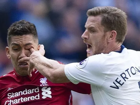 Firmino suýt mù mắt vì 'trò bẩn' của Vertonghen