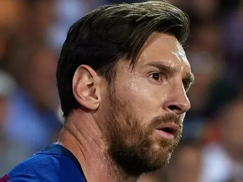 France Football choáng váng khi fan muốn Messi và Salah giành QBV