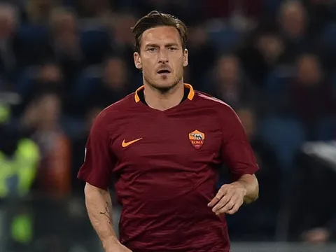 Totti từng 'té ngửa' trước một... tù nhân
