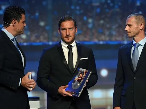Francesco Totti "xuống sắc" trong ngày ẵm giải "Cống hiến"