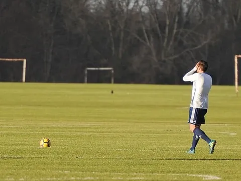 Frank Lampard ôm mặt thất vọng trong ngày trở lại sân cỏ
