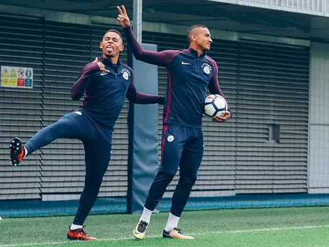Gabriel Jesus pha trò để tạm quên nỗi buồn vắng Aguero, Mendy