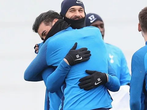 Gác lại nỗi buồn, dàn sao Tottenham ôm nhau thắm thiết trên sân tập