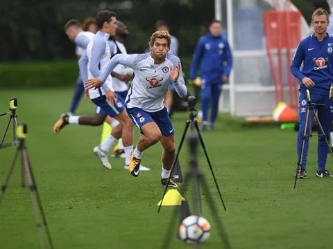 Gác lại siêu phẩm, Marcos Alonso chạy "hết công suất" trên sân tập