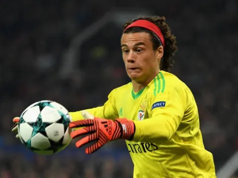 Gặp lại Man Utd, Mile Svilar tiếp tục 'số nhọ' và đi vào lịch sử