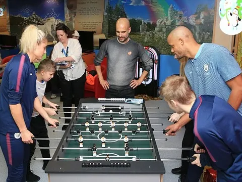 Gặp lịch thi đấu dày đặc, thầy trò Pep Guardiola vẫn tích cực làm từ thiện