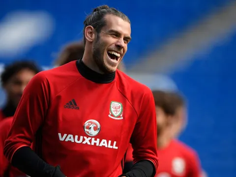 Gareth Bale cười hết cỡ trên sân tập, sẵn sàng tỏa sáng