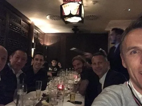 Gary Neville say bí tỉ sau bữa tiệc với thế hệ 1992