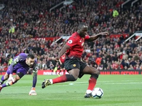 Gary Neville sốc nặng với khả năng dứt điểm của Lukaku