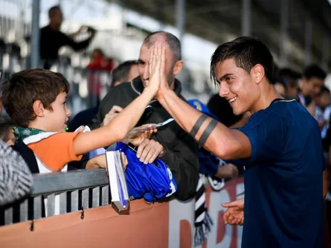 Gạt trận thua Lazio, Dybala vui vẻ với fan nhí trên sân tập