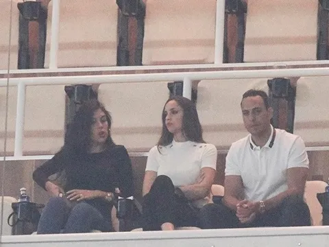 Georgina Rodriguez mang bụng bầu đến cổ vũ Ronaldo