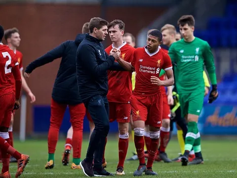 Gerrard phải ra tay khi cầu thủ trẻ Liverpool bị phân biệt chủng tộc