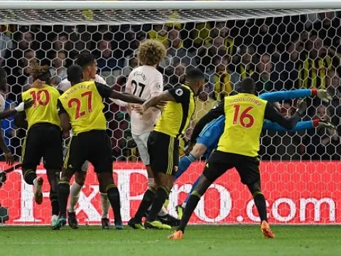 Đến Mourinho cũng phải 'phát sốt' vì David de Gea