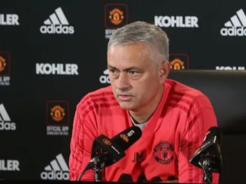 Sau tất cả, Neville đưa ra lời khuyên thẳng thắn với Mourinho