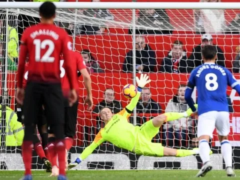 Fan MU bị "kích động" vì pha chạy đà của Pogba