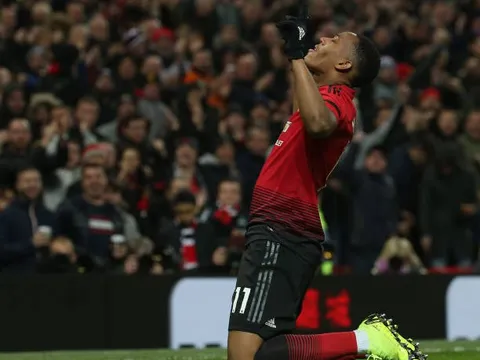 Luke Shaw mượn Martial 'đá đểu' pha chạy đà gây ức chế của Pogba