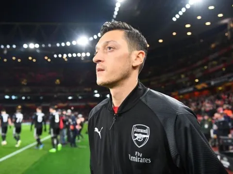 Đã rõ lý do Ozil không góp mặt trong đại chiến Liverpool