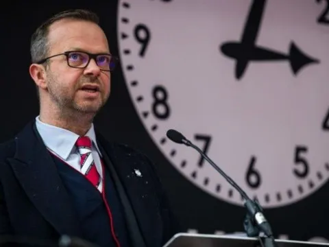 Tại sao Ed Woodward lại dành ra 5 phút để vào phòng thay đồ của Man Utd?