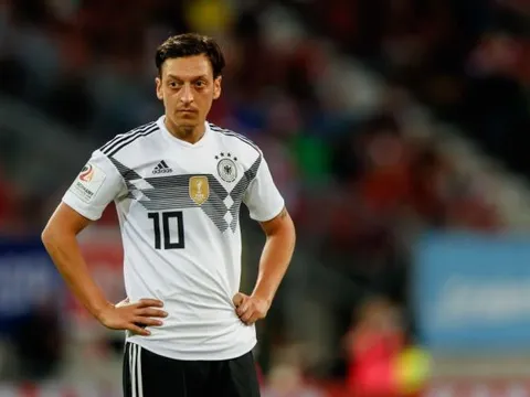 Mesut Ozil chọn tuyển Đức vì... 'nụ cười tủm tìm trong giấc mơ'