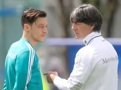 Sau Emery, đích thân Joachim Low lên tiếng về việc đến Arsenal gặp Ozil