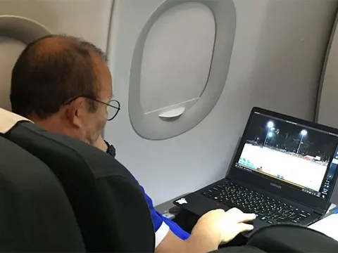 Vừa giành chiến thắng, thầy Park tranh thủ "đọc vị" Philippines ngay trên máy bay