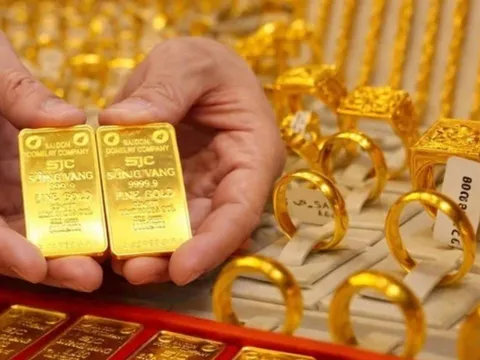 Giá vàng hôm nay 30/4: Lao dốc mạnh, nhà đầu tư “đứng ngồi không yên”