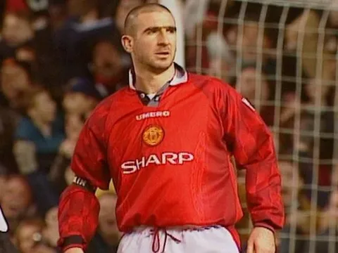 Giải nghệ 21 năm, Eric Cantona vẫn 'đốn tim' fan M.U bằng hành động này