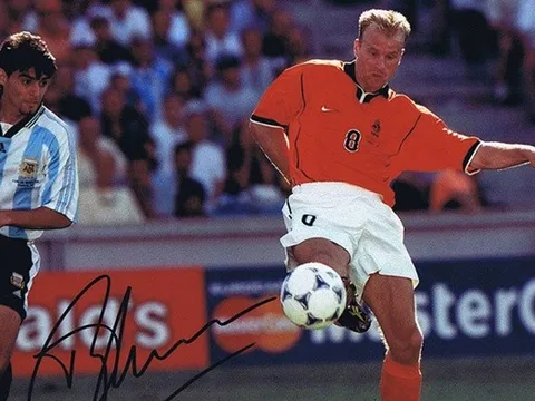 Giây phút Ayala bị Bergkamp "xỏ mũi"