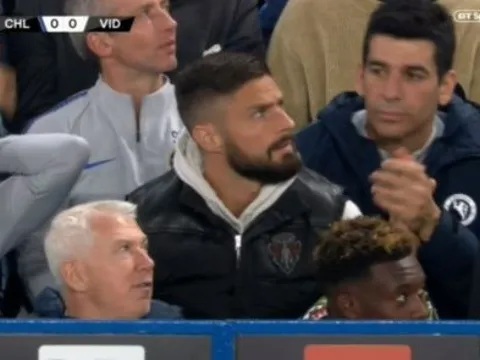Giroud không tin nổi pha hỏng ăn của Morata