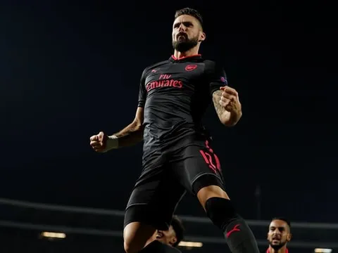 Giroud lập siêu phẩm, Arsenal thắng tối thiểu 10 người Sao Đỏ Belgrade
