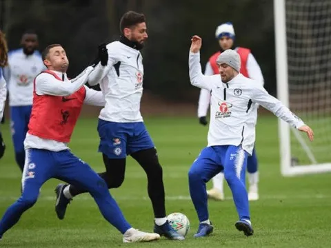 Giroud thể hiện sức mạnh khiến đồng đội phải "méo mặt"