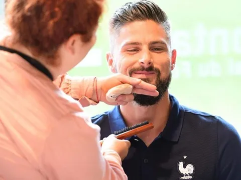 Giroud tút lại vẻ đẹp trai trong ngày lên tuyển Pháp