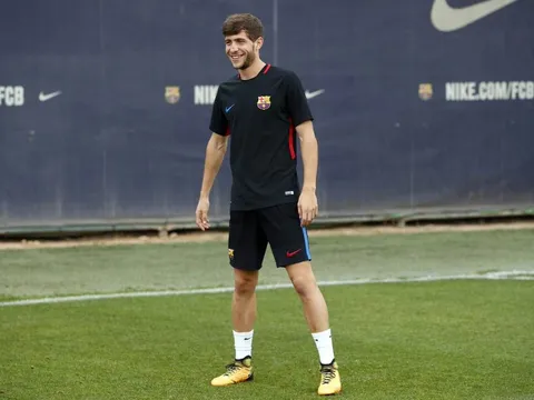 Giữa bão chính trị, sao Barca cười thoải mái tập luyện