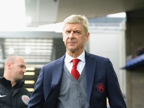 Giữa cơn bão áp lực, Wenger có đồng minh ủng hộ