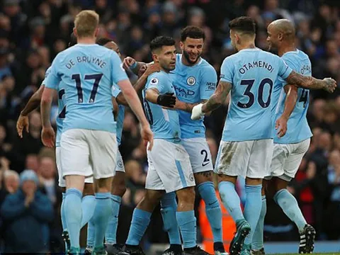 Góc HLV Nguyễn Văn Sỹ: Cả Premier League dừng lại, Man City vẫn chạy