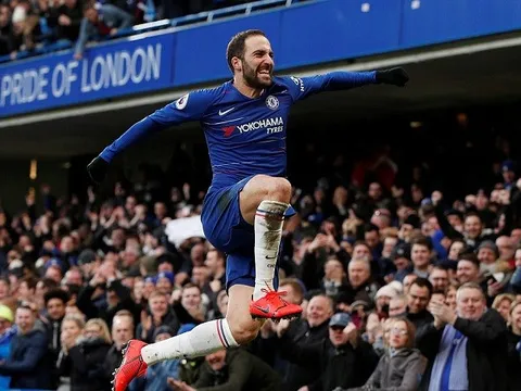 Gonzalo Higuain và "mặt nạ" Drogba ở Stamford Bridge
