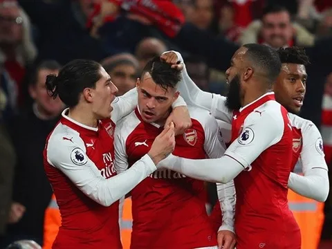 Granit Xhaka nổi đóa sau khi bị Lacazette "túm tóc" ăn mừng