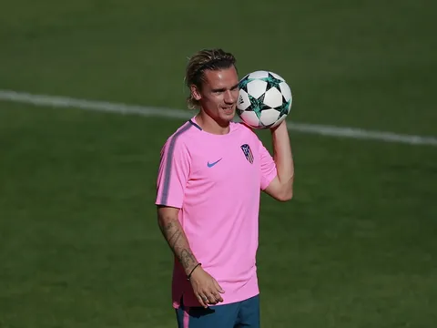 Griezmann cùng đồng đội 'nhuộm hồng' sân tập