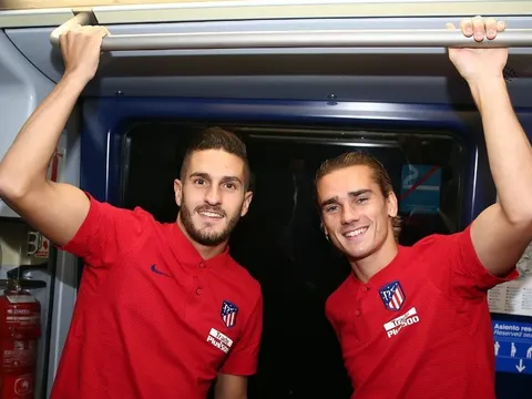 Griezmann, Koke thích thú đi tàu điện đến Wanda Metropolitano