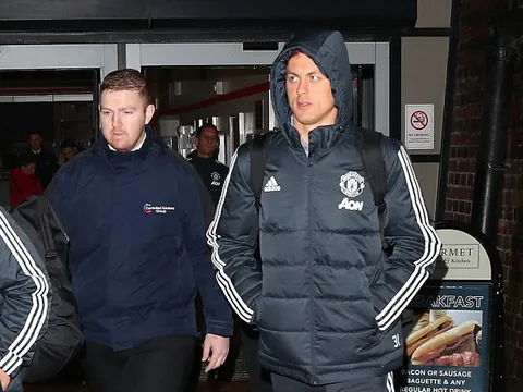 Hạ Arsenal, dàn sao Man Utd rời London ngay trong đêm