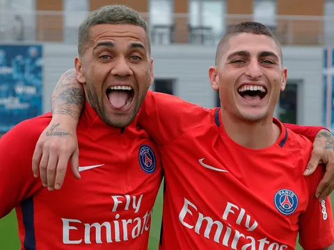 Hạ đo ván Bayern, Alves pha trò tưng bừng trên sân tập