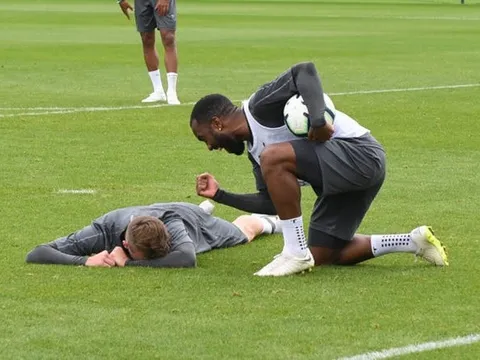 Hạ đo ván đồng đội trên sân tập, Lacazette sẵn sàng lấy suất đá chính của Aubameyang