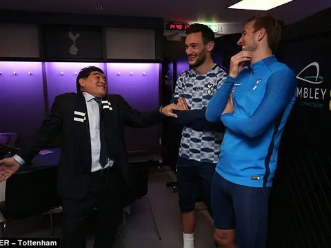Hạ Liverpool, Tottenham được 2 huyền thoại vào tận phòng thay đồ chia vui