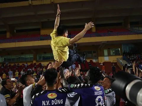 Bầu Hiển cùng CLB Hà Nội hân hoan mừng vô địch sớm V-League