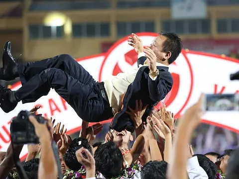 Bầu Hiển cùng cầu thủ Hà Nội tưng bừng nâng cúp vô địch V-League