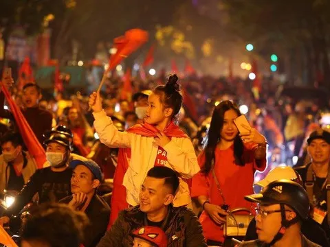 Người dân Hà Nội xuống đường mừng tuyển Việt Nam vào bán kết với vị trí nhất bảng A