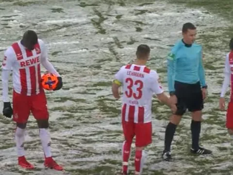 Hài hước, cầu thủ suýt không thể sút phạt đền vì tuyết quá dày