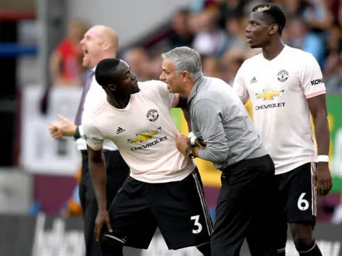 Hai tay đẩy Mourinho, Bailly quyết tâm vùng chạy khỏi người thầy
