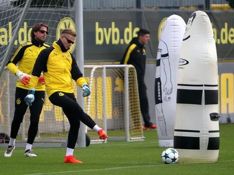 Hai thủ môn Dortmund cực ngầu với kính đen trên sân tập