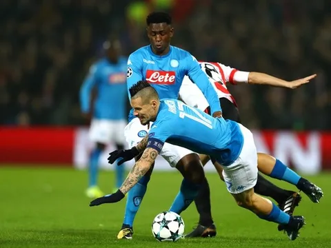 Hamsik ngã cắm mặt trước lối đá rắn của Feyenoord